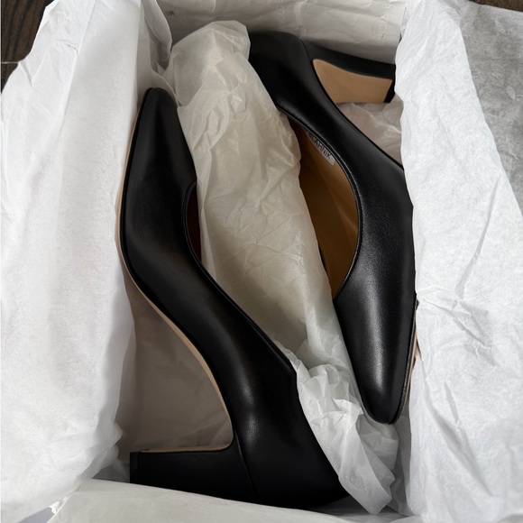 Manolo Blahnik Black Leather Pointed Toe Pump